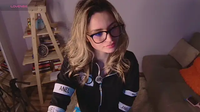 Lucy Princes online show from 02-11-25, 05:16