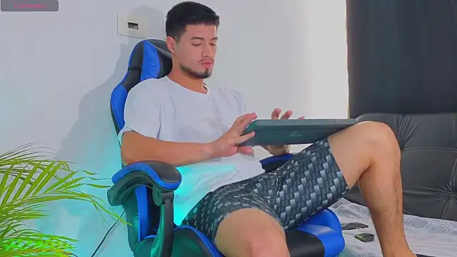 EdwardRoss  online show from 10-30-25, 07:36