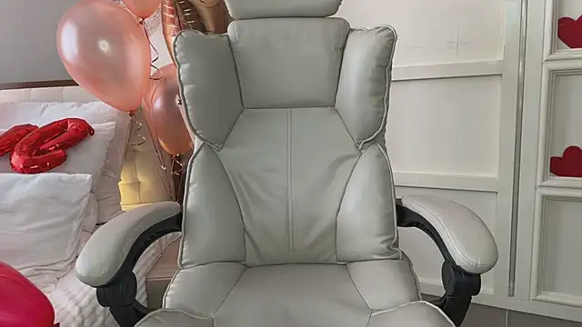 Snapshot of UrLillShy chatting on 02-15-25, 07:27 UrLillShy online show from 02-15-25, 07:27