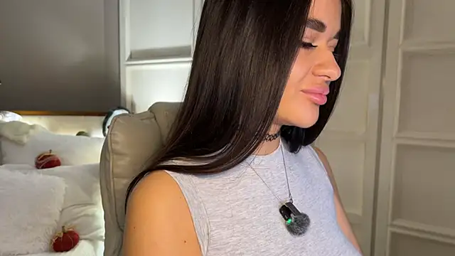 Snapshot of UrLillShy chatting on 10-25-25, 01:13 UrLillShy online show from 10-25-25, 01:13