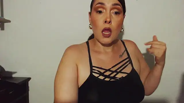 Snapshot of Miss_Agatha chatting on 10-28-25, 01:20 Miss Agatha online show from 10-28-25, 01:20