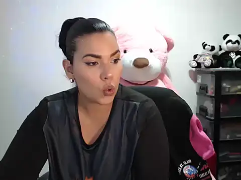 Snapshot of CarolinaRincon chatting on 11-22-25, 11:48 CarolinaRincon online show from 11-22-25, 11:48