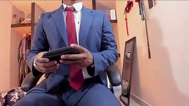 AlejoKhalifa  online show from 04-28-26, 09:25