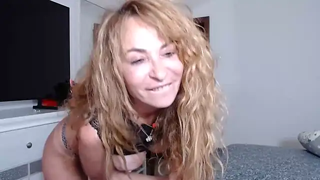 Snapshot of LadyyEvolet chatting on 05-19-26, 04:13 LadyyEvolet online show from 05-19-26, 04:13