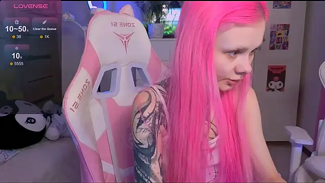 Snapshot of Britney_Lynch chatting on 10-22-25, 05:30 Britney Lynch online show from 10-22-25, 05:30