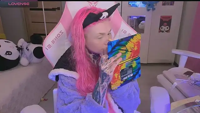 Snapshot of Britney_Lynch chatting on 10-22-25, 05:34 Britney Lynch online show from 10-22-25, 05:34