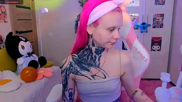 Snapshot of Britney_Lynch chatting on 10-28-25, 03:25 Britney Lynch online show from 10-28-25, 03:25