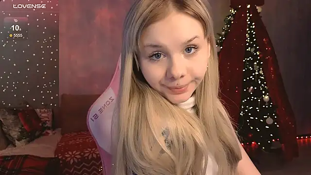 Snapshot of Britney_Lynch chatting on 12-15-25, 07:07 Britney Lynch online show from 12-15-25, 07:07