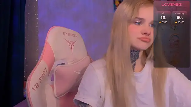 Snapshot of Britney_Lynch chatting on 01-18-26, 08:01 Britney Lynch online show from 01-18-26, 08:01