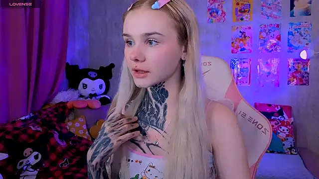 Snapshot of Britney_Lynch chatting on 02-22-26, 07:01 Britney Lynch online show from 02-22-26, 07:01