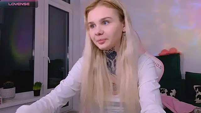 Snapshot of Britney_Lynch chatting on 03-14-26, 06:24 Britney Lynch online show from 03-14-26, 06:24