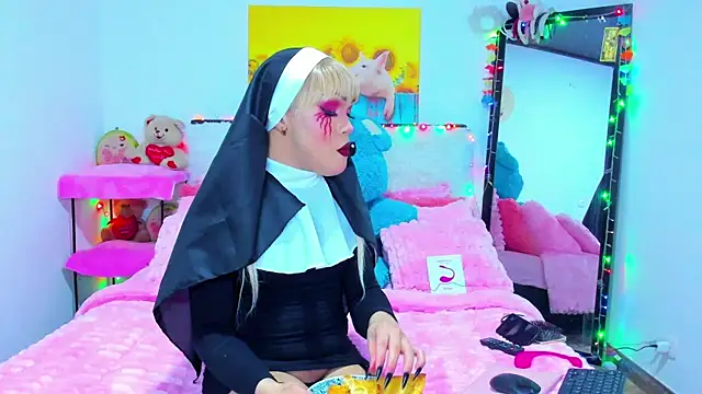 Snapshot of Candy_Candy__ chatting on 10-31-25, 10:44 Candy Candy online show from 10-31-25, 10:44