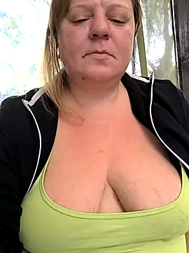 Snapshot of jusichka chatting on 10-10-25, 10:36 jusichka online show from 10-10-25, 10:36
