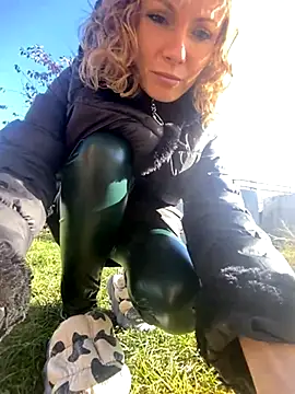 Snapshot of Anita-Smith chatting on 10-31-25, 07:42 Anita-Smith online show from 10-31-25, 07:42