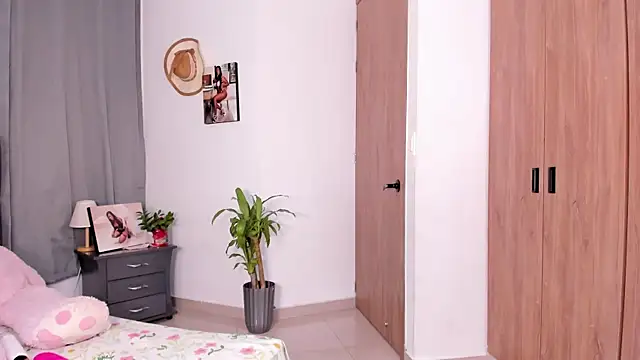 Snapshot of AfroditaRoy chatting on 03-11-26, 12:05 AfroditaRoy online show from 03-11-26, 12:05