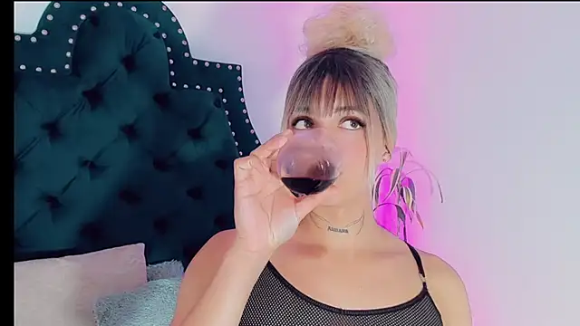 Snapshot of Emmaa_Saenz_ chatting on 02-27-25, 12:32 Emmaa Saenz online show from 02-27-25, 12:32