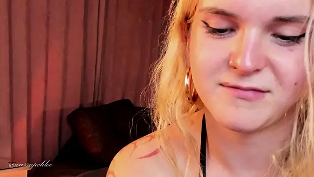 Snapshot of misschloe__ chatting on 12-18-24, 03:04 misschloe   online show from 12-18-24, 03:04