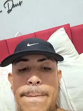 Snapshot of Menezes2105 chatting on 03-12-26, 09:32 Menezes2105 online show from 03-12-26, 09:32