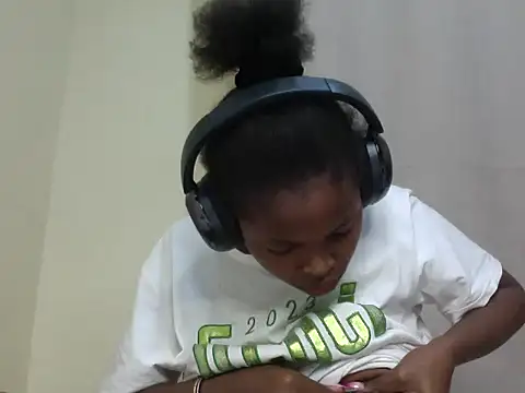 Snapshot of queen-sasha chatting on 03-13-26, 06:47 queen-sasha online show from 03-13-26, 06:47