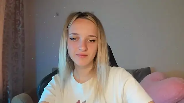 Snapshot of RouseReed chatting on 09-15-25, 06:35 RouseReed online show from 09-15-25, 06:35