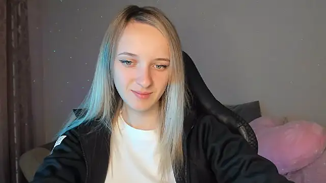 Snapshot of RouseReed chatting on 10-03-25, 12:13 RouseReed online show from 10-03-25, 12:13