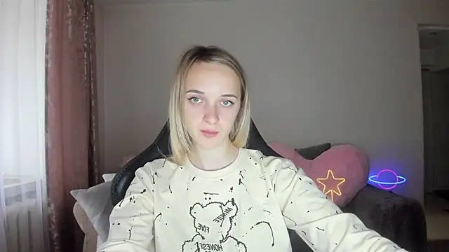 Snapshot of RouseReed chatting on 10-10-25, 12:04 RouseReed online show from 10-10-25, 12:04