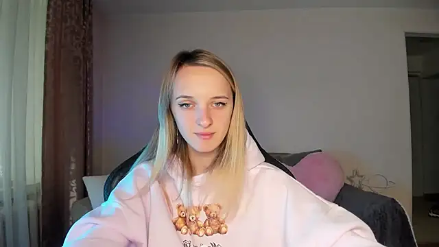 Snapshot of RouseReed chatting on 10-17-25, 11:57 RouseReed online show from 10-17-25, 11:57