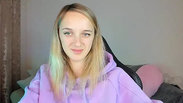 Snapshot of RouseReed chatting on 10-21-25, 12:28 RouseReed online show from 10-21-25, 12:28