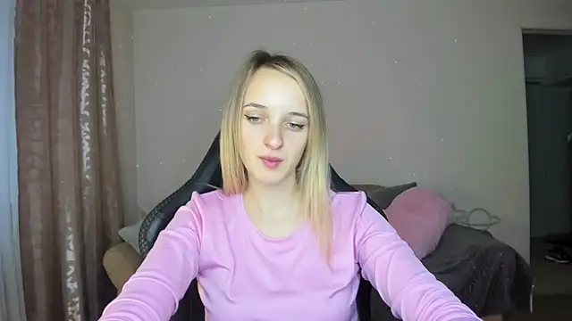 Snapshot of RouseReed chatting on 10-23-25, 12:04 RouseReed online show from 10-23-25, 12:04