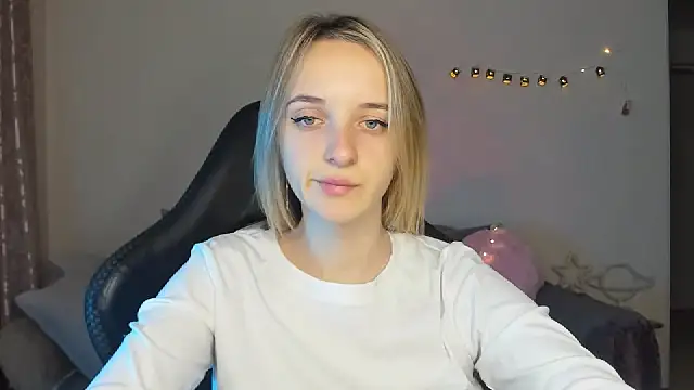 Snapshot of RouseReed chatting on 10-25-25, 06:21 RouseReed online show from 10-25-25, 06:21