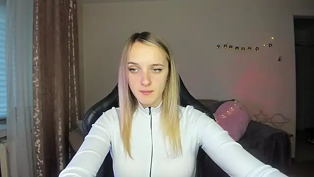 Snapshot of RouseReed chatting on 10-27-25, 12:42 RouseReed online show from 10-27-25, 12:42