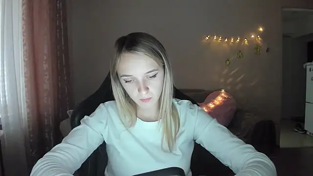 Snapshot of RouseReed chatting on 10-28-25, 01:03 RouseReed online show from 10-28-25, 01:03