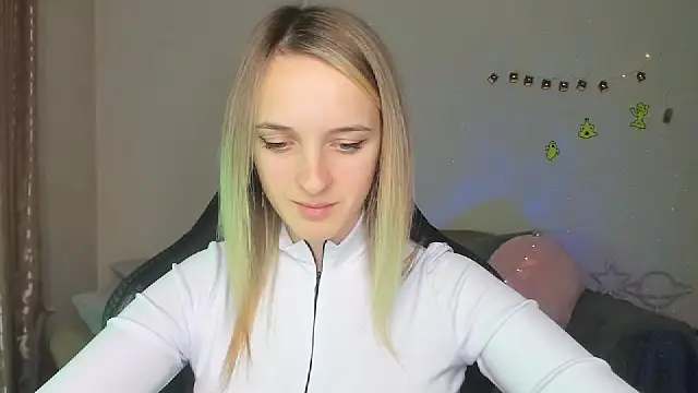 Snapshot of RouseReed chatting on 10-30-25, 12:50 RouseReed online show from 10-30-25, 12:50