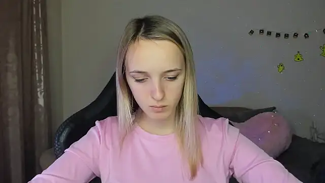 Snapshot of RouseReed chatting on 11-04-25, 01:10 RouseReed online show from 11-04-25, 01:10