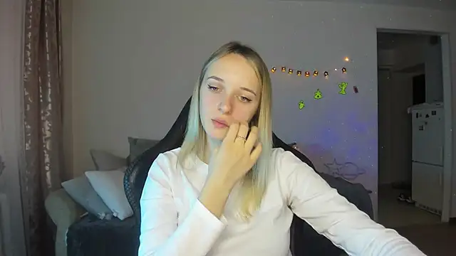 Snapshot of RouseReed chatting on 11-10-25, 07:18 RouseReed online show from 11-10-25, 07:18