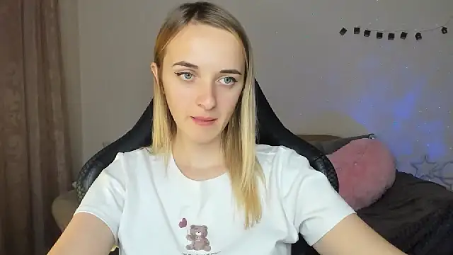 Snapshot of RouseReed chatting on 11-12-25, 01:11 RouseReed online show from 11-12-25, 01:11