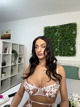 Snapshot of AylinRoss chatting on 01-19-25, 07:04 AylinRoss online show from 01-19-25, 07:04