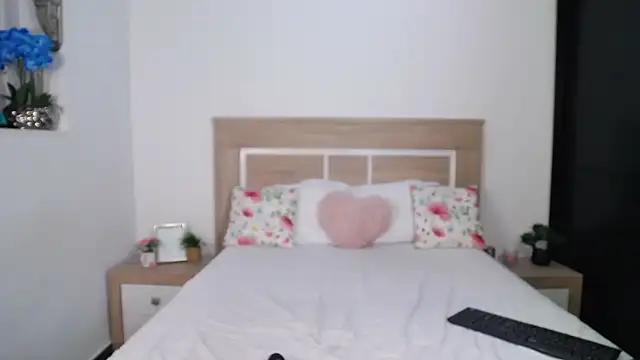 Snapshot of AylinRoss chatting on 10-17-25, 06:21 AylinRoss online show from 10-17-25, 06:21
