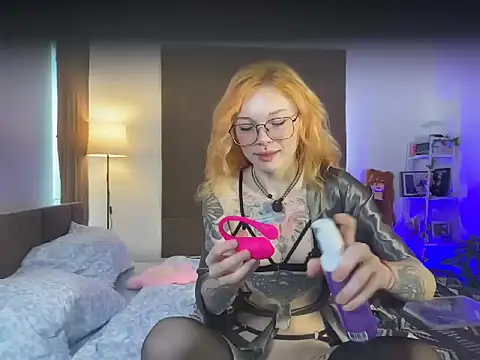 Snapshot of juicyshow_ chatting on 09-19-25, 12:56 juicyshow online show from 09-19-25, 12:56