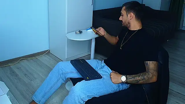 Snapshot of AndrewBanner chatting on 09-25-25, 03:10 AndrewBanner online show from 09-25-25, 03:10