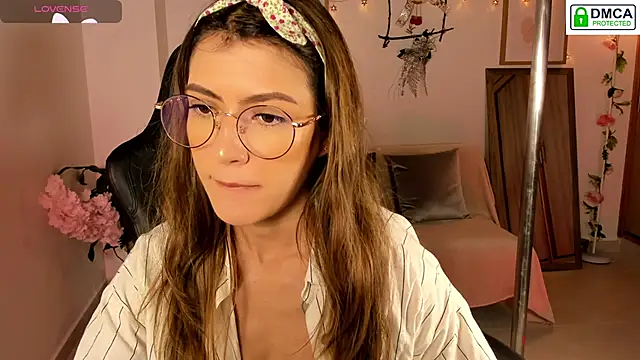 Snapshot of Lilabril chatting on 12-22-25, 02:36 Lilabril online show from 12-22-25, 02:36