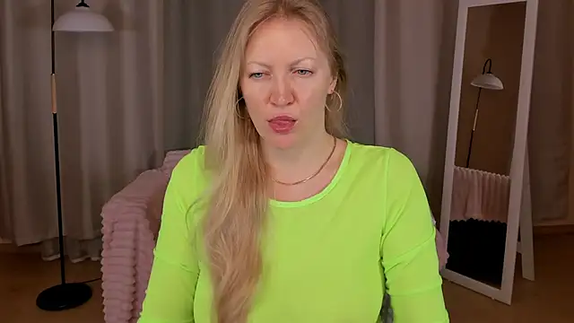 Snapshot of sugamomy chatting on 12-17-25, 01:00 sugamomy online show from 12-17-25, 01:00