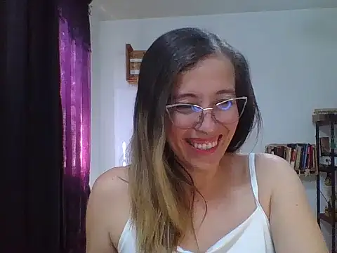 Snapshot of charlott_ponce chatting on 11-20-25, 06:29 charlott ponce online show from 11-20-25, 06:29