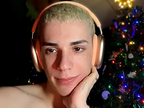 Snapshot of Cristian_Delgado chatting on 12-04-25, 05:39 Cristian Delgado online show from 12-04-25, 05:39