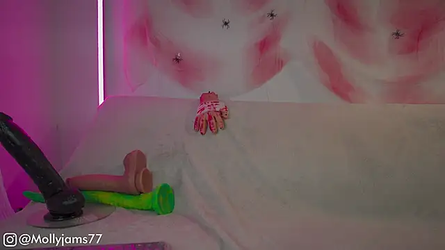 Snapshot of MollyJams-77 chatting on 10-24-25, 12:52 MollyJams-77 online show from 10-24-25, 12:52