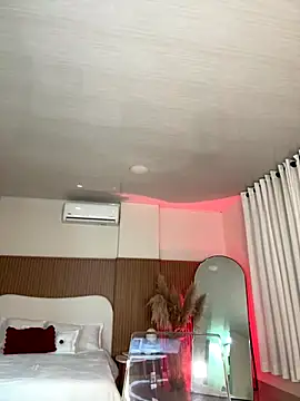 Snapshot of Lianh_Benett chatting on 12-15-25, 02:38 Lianh Benett online show from 12-15-25, 02:38