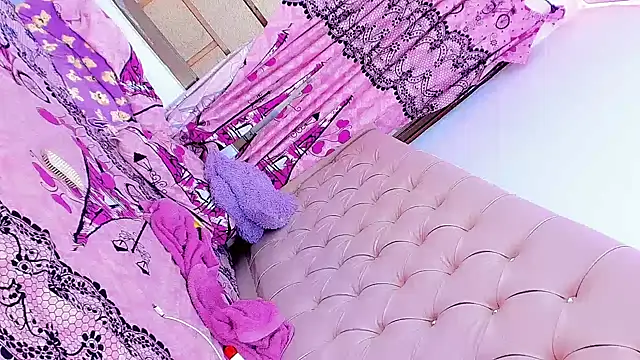 Snapshot of SexyEmmy_10 chatting on 02-15-25, 08:43 SexyEmmy 10 online show from 02-15-25, 08:43