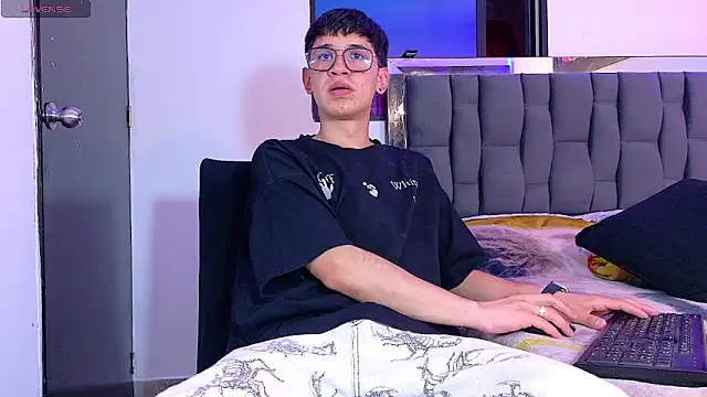 Snapshot of Mr_daren_ chatting on 06-19-26, 07:28 Mr daren online show from 06-19-26, 07:28