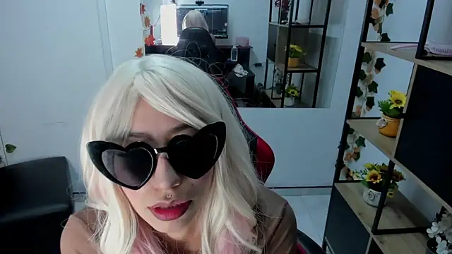 Snapshot of LilithCooperr_ chatting on 12-17-25, 10:05 LilithCooperr online show from 12-17-25, 10:05