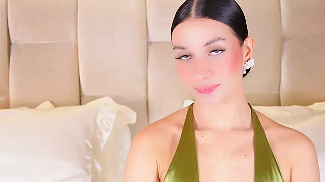 Snapshot of KiraKayleigh1 chatting on 12-18-25, 01:00 KiraKayleigh1 online show from 12-18-25, 01:00